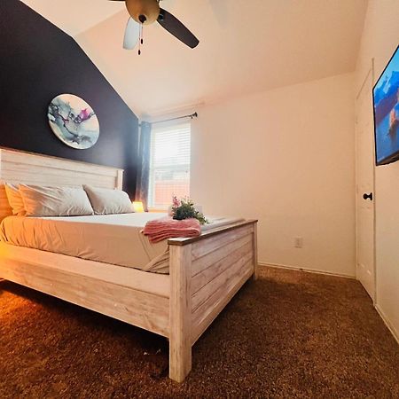 Work, Play & Stay King Bed With Foosball! Aubrey エクステリア 写真