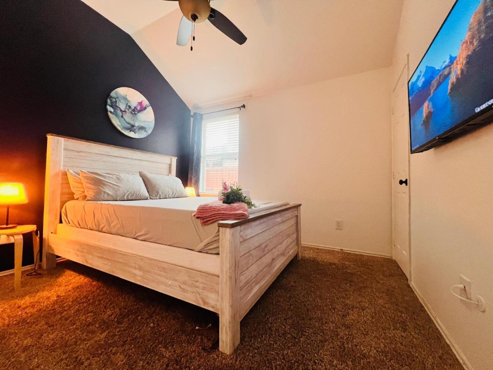 Work, Play & Stay King Bed With Foosball! Aubrey エクステリア 写真